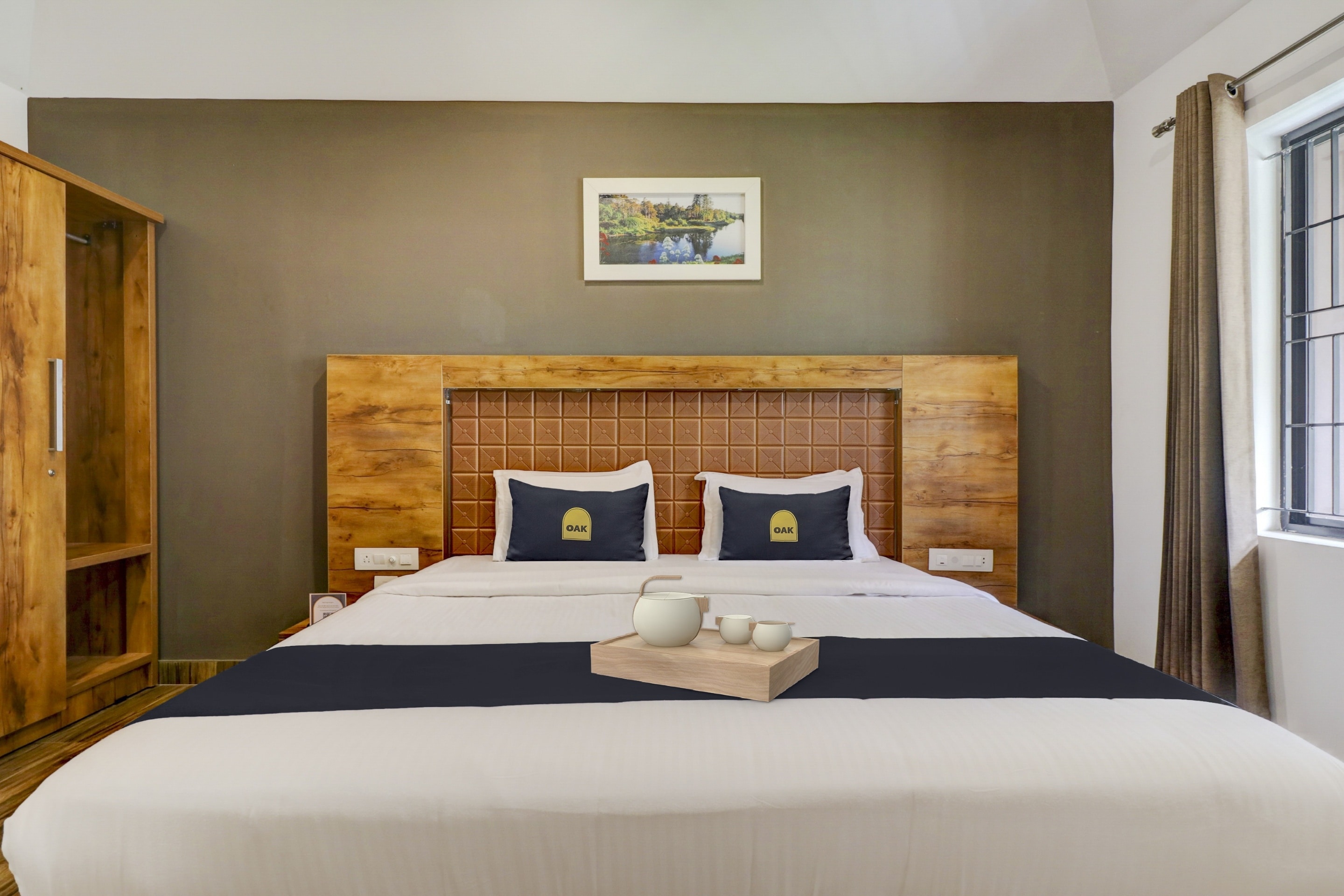 Townhouse OAK Central Suits - Tap to explore photos