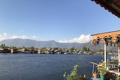 Young Bombay Premium Heritage Houseboat, Srinagar