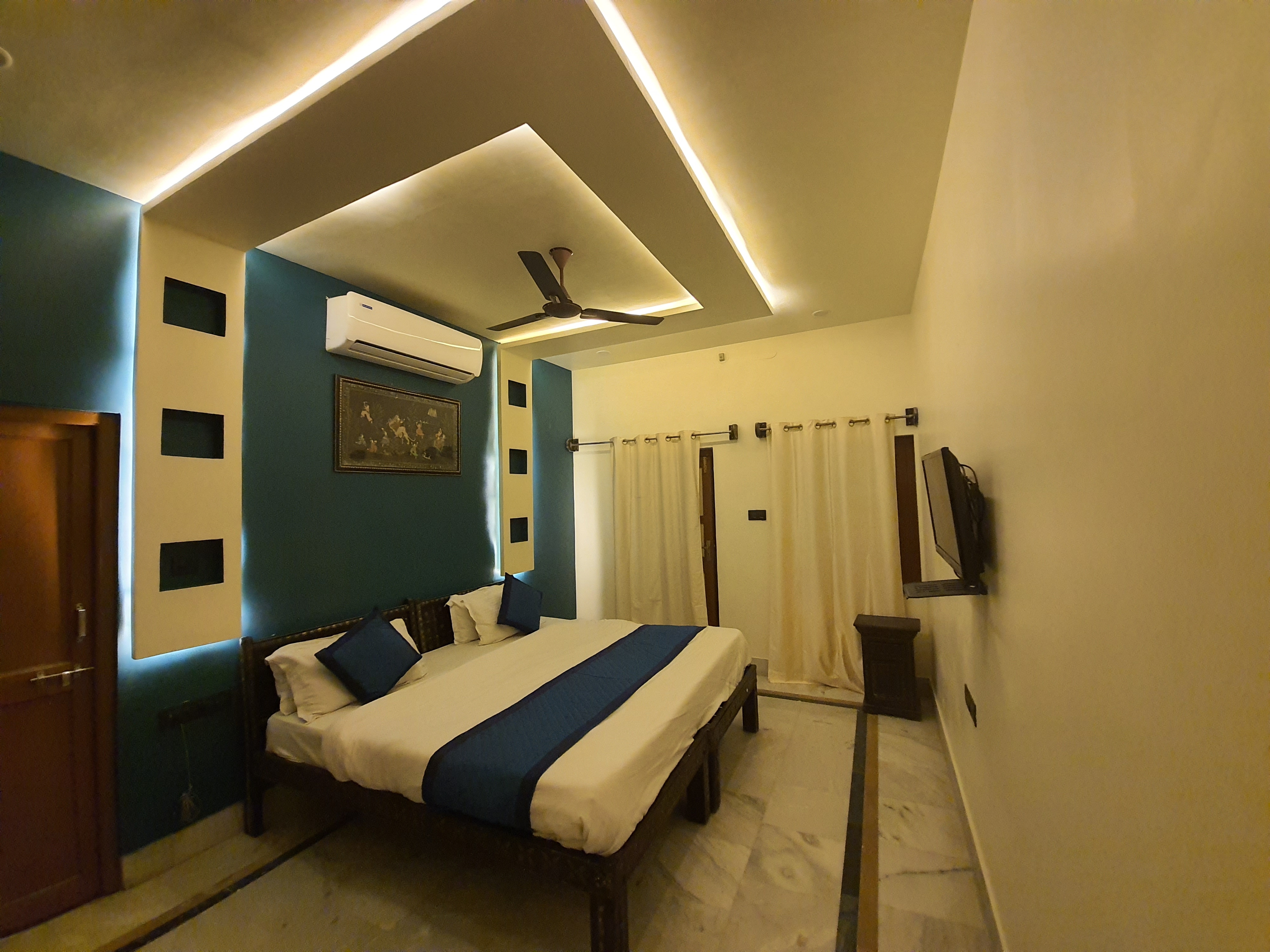 Hotel Meera Mahal - Tap to explore photos