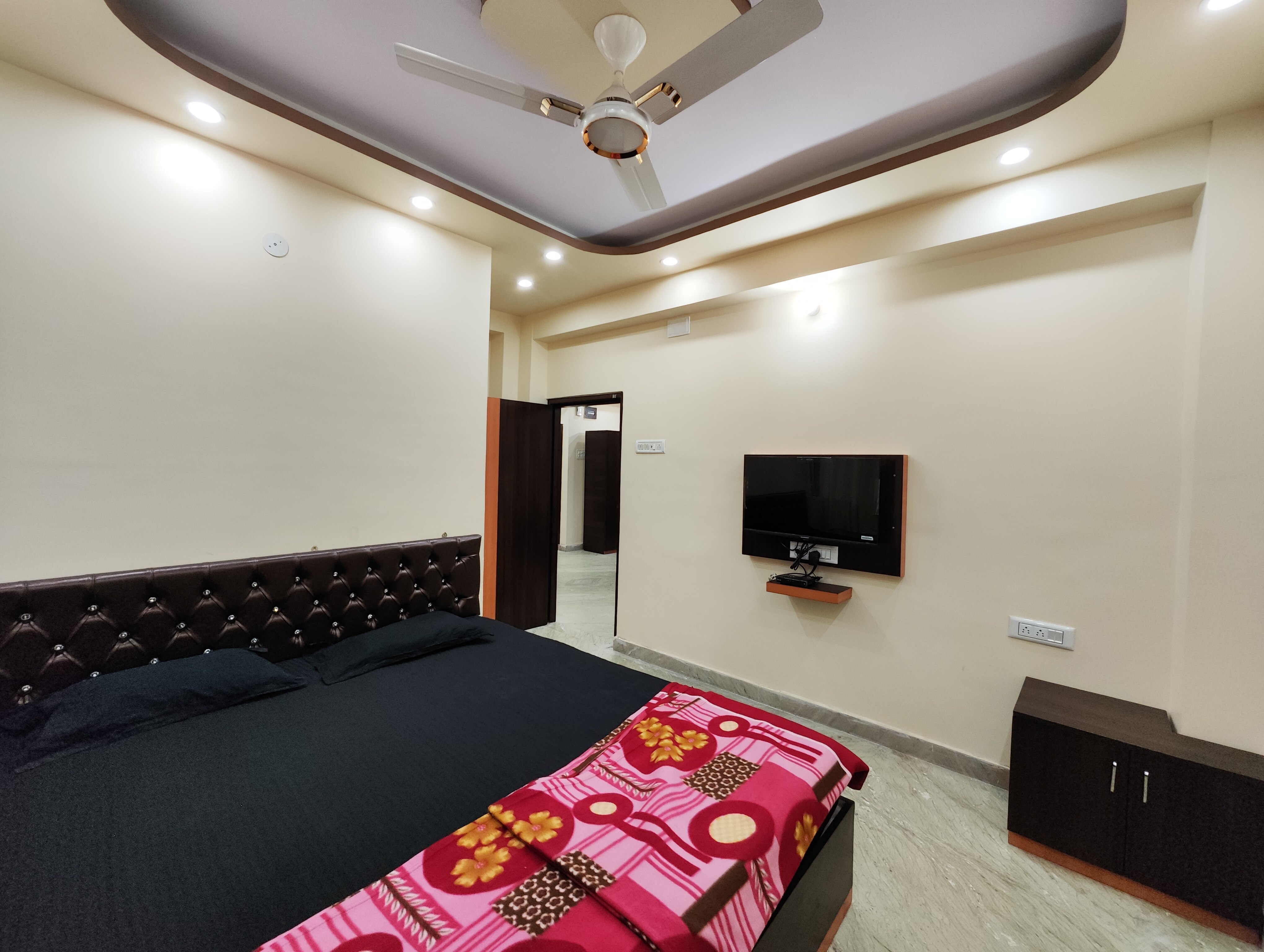 Modern 3BHK Apt for Big Groups and Family in Kasba - Tap to explore photos