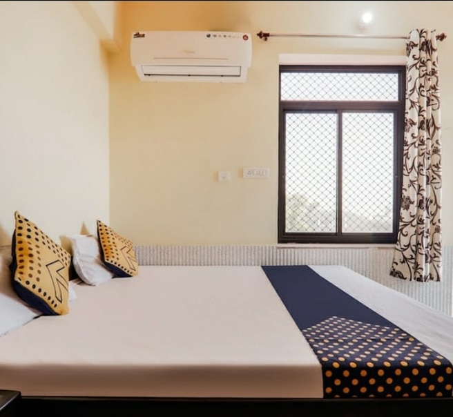Hotel Qureshi - Tap to explore photos