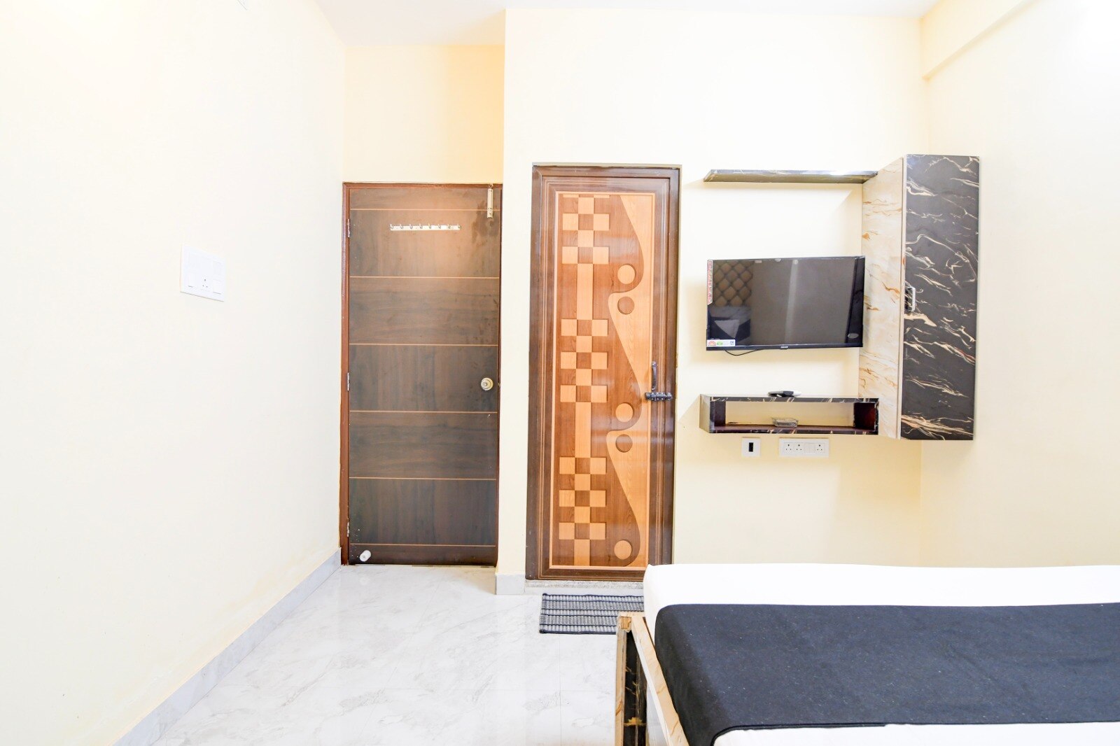 Shivam Inn Residency near Acropolis Mall - Tap to explore photos