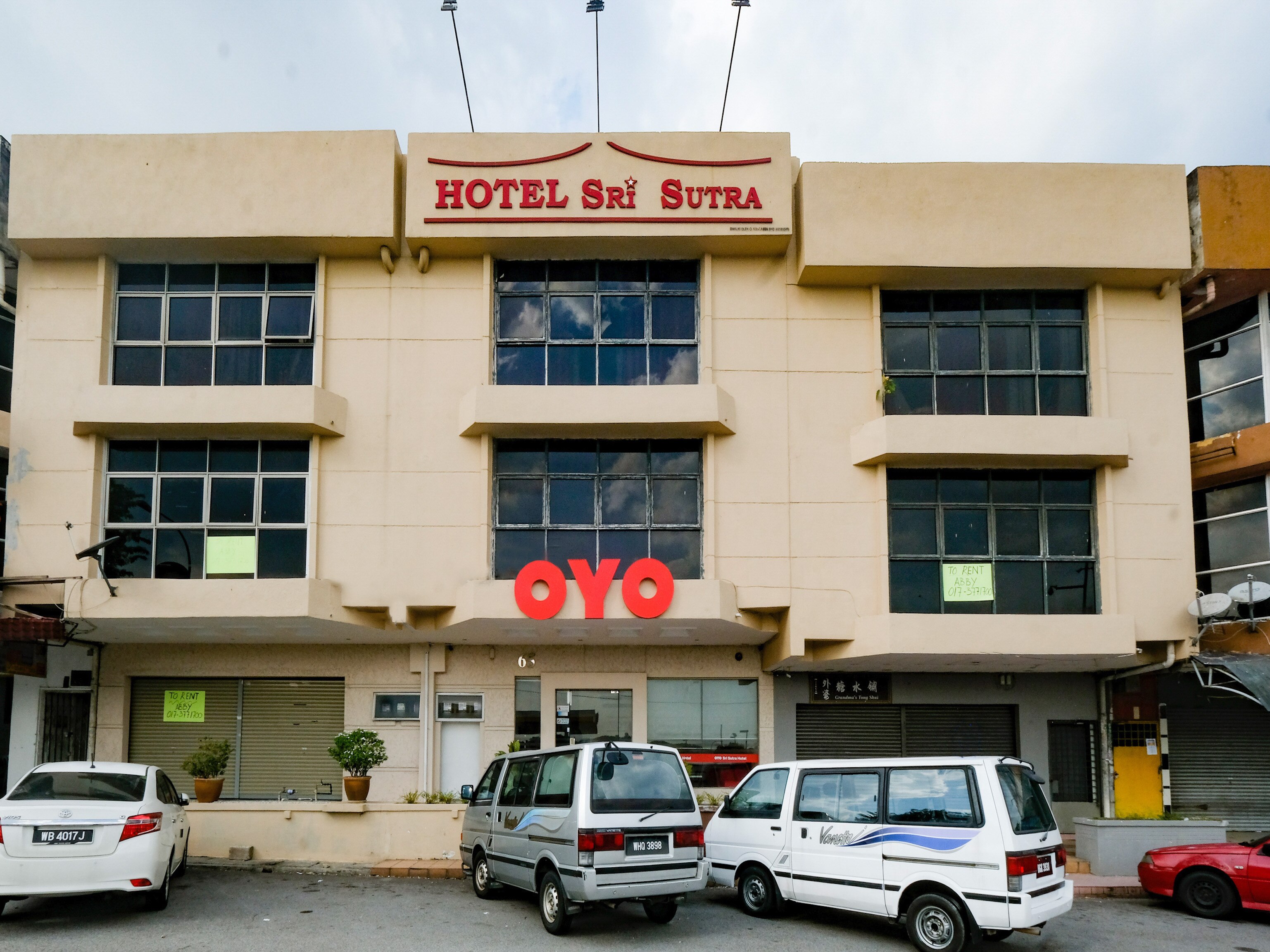 OYO 89968 Sri Sutra Hotel - Tap to explore photos