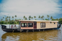 Blue Horizon 1BR Houseboat Meals by Homeyhuts, Kottayam