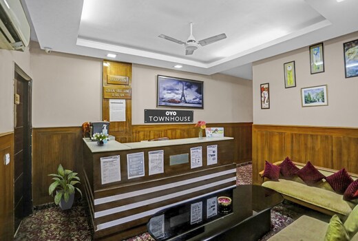 OYO Townhouse Green park Residency 3
