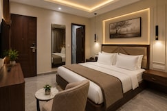 Qotel Signature Oasis Rajouri Garden, Delhi