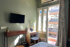 Boutique Modern Studio Private Balcony and Kitchen, Delhi