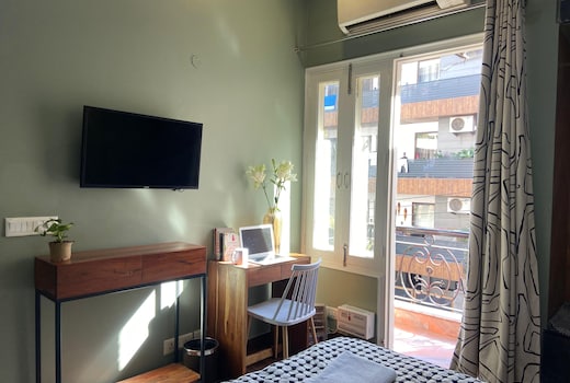 Boutique Modern Studio Private Balcony and Kitchen