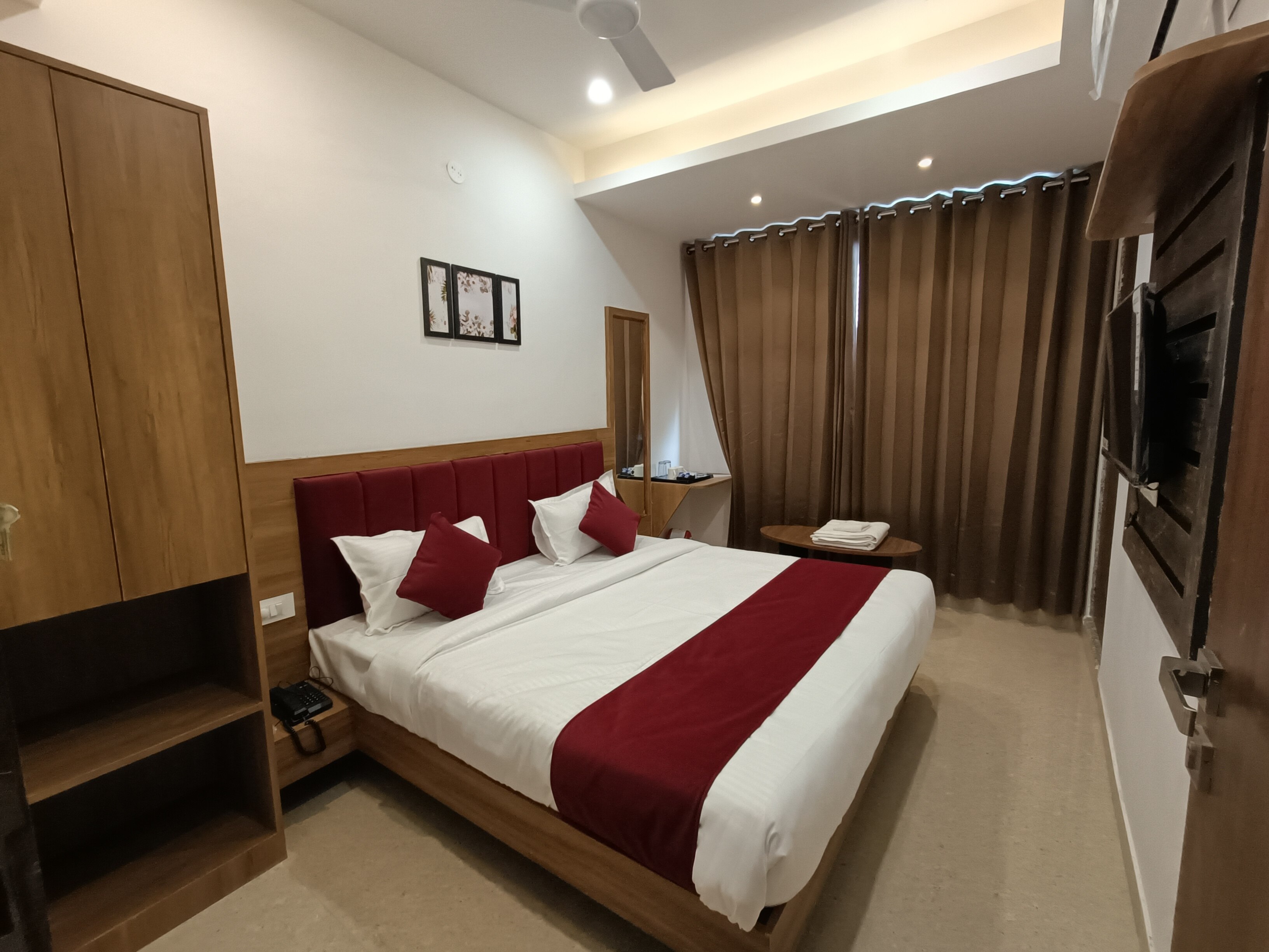 Hotel Raas Inn - Tap to explore photos