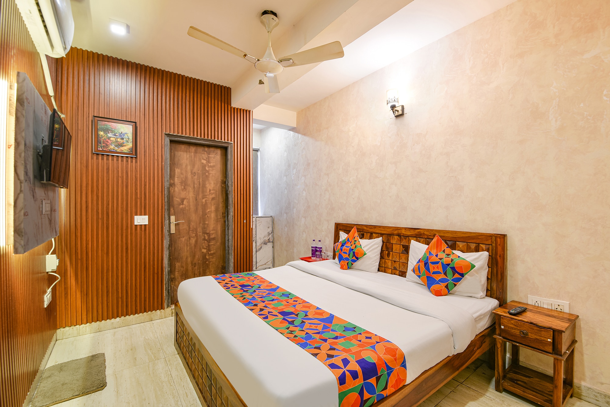 FabHotel Blu Lagoon Inn - Max Super Speciality Hospital/Select Citywalk Mall - Tap to explore photos