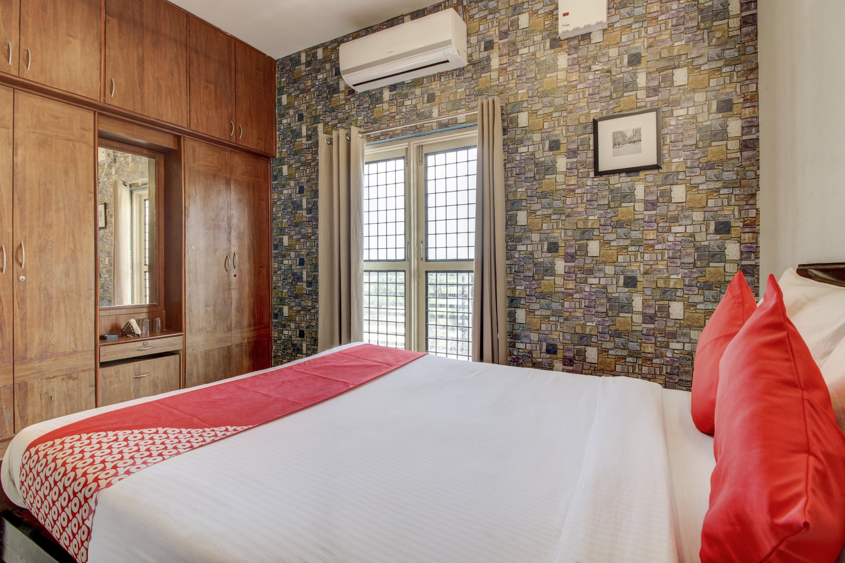 OYO Hotel King's Suites, Near ITC Factory. - Tap to explore photos