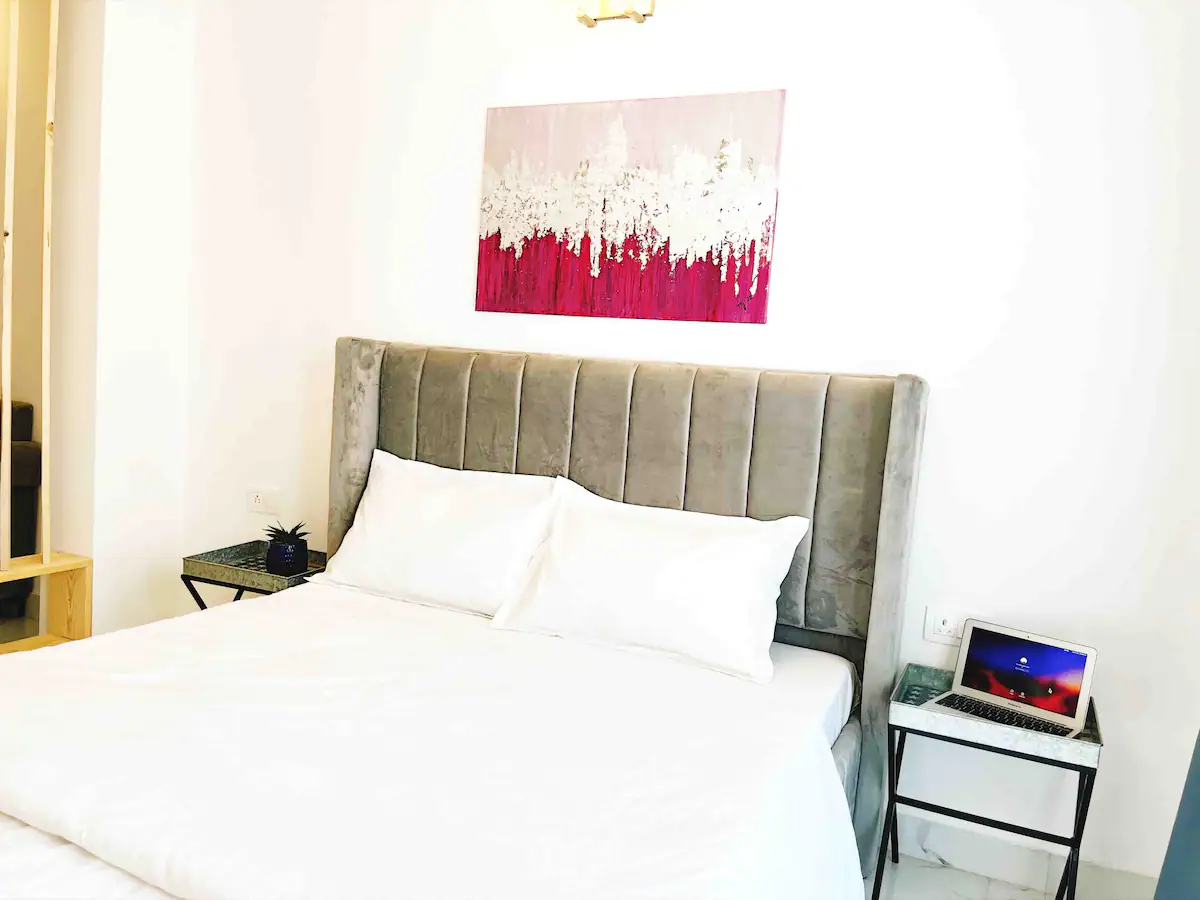 3 Surinder Serviced Studio Apartment. Near Airport: Vasant Kunj - Tap to explore photos