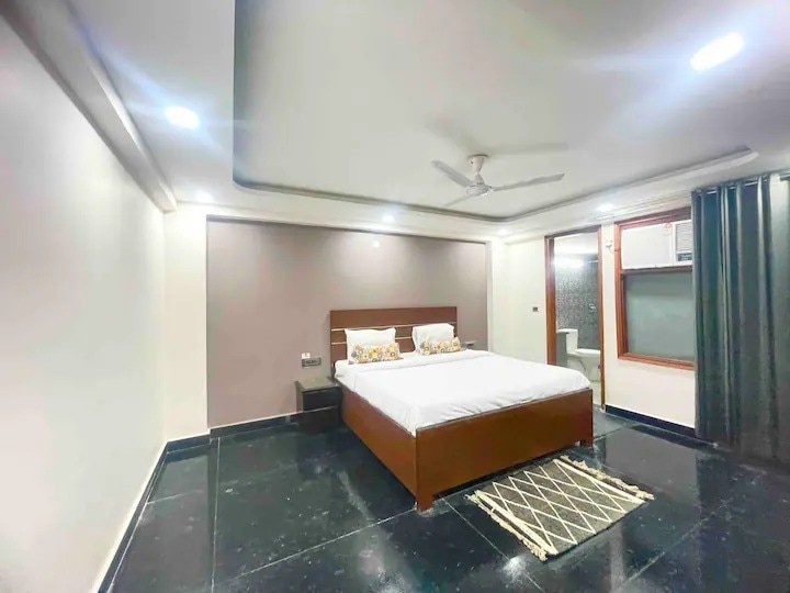 Instay 2729 l 1BHK Comfort Apt - Tap to explore photos