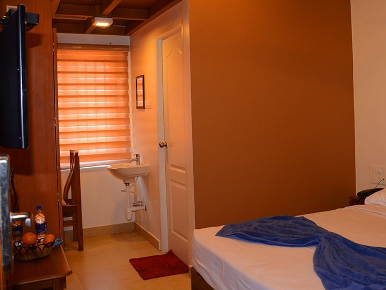 Hotel Shree Deiva - Tap to explore photos