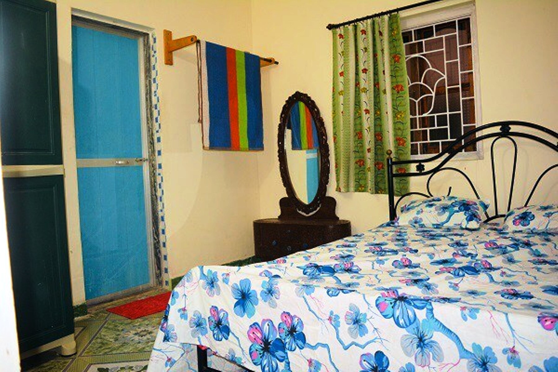 Backstreet 2 BHK Apartment near Ashvem Beach - Tap to explore photos