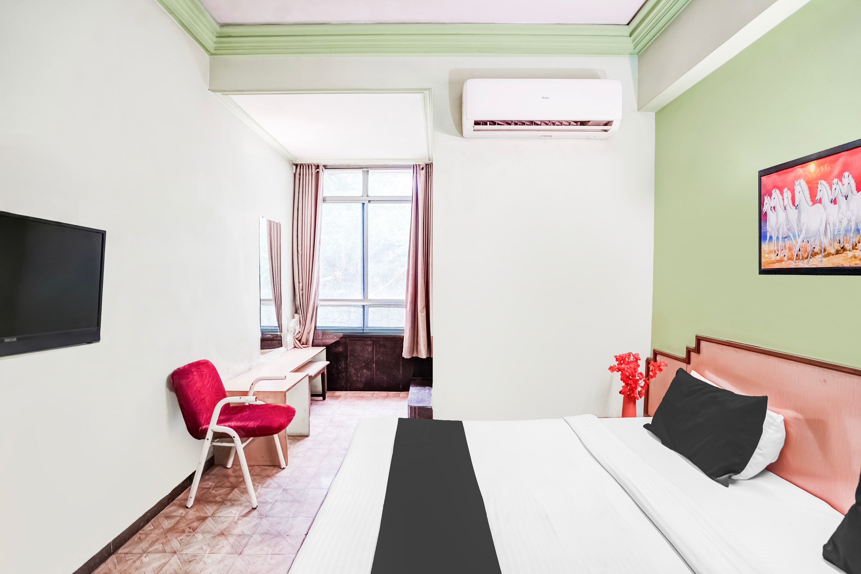 Super Hotel O Jamalpur Ahmedabad Formerly Hotel Peace - Tap to explore photos