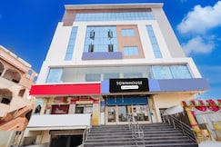 Townhouse Kanithi Road Formerly RR Function Hall Luxury Rooms, विशाखापटनम