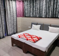 DELUXE FAMILY AC ROOM (TRIPLE BED)