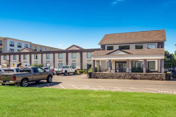 Best Western Dutch Valley Inn - Tap to explore photos