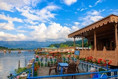 Young Beauty Star Group of Houseboat, Srinagar