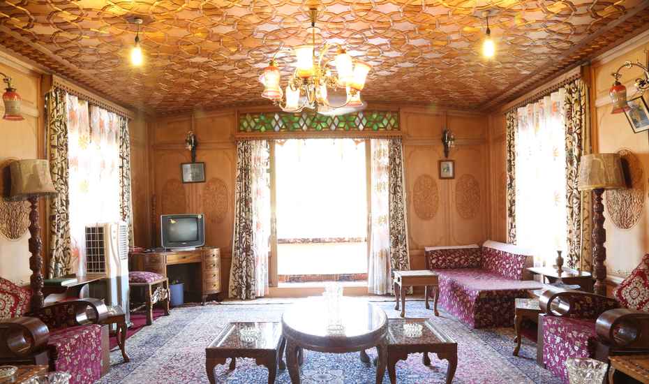 Houseboat Kotroo Palace - Tap to explore photos