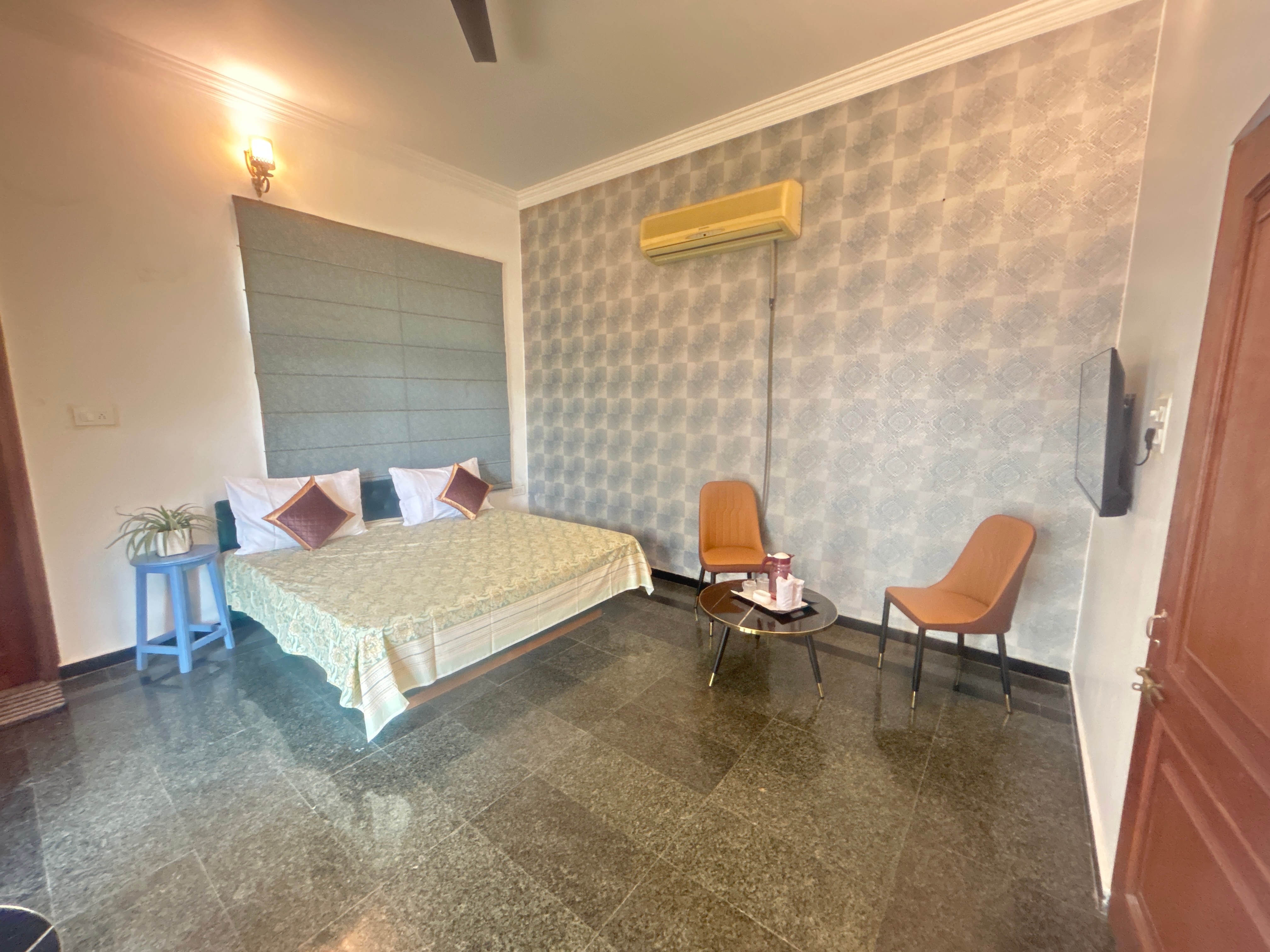 The Palace - A 6 Room villa with bathtubs , jacuzzi and a garden - Tap to explore photos