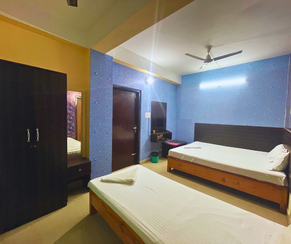 H K Residency Near Kalakshetra - Tap to explore photos