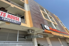 Capital O Kanha Guest House, Greater Noida