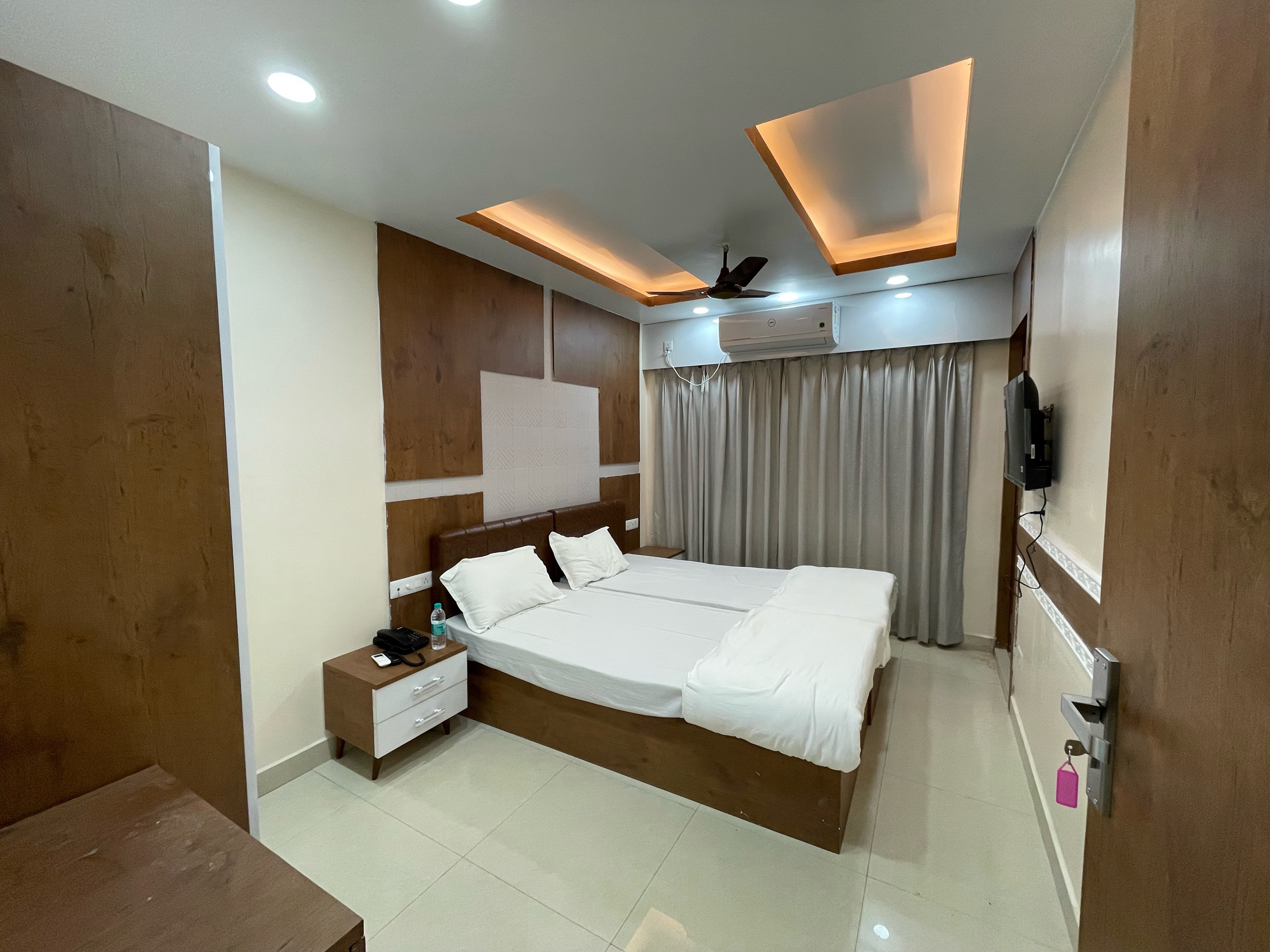 Nandan inn - Tap to explore photos