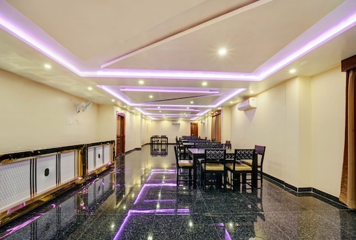 Super OYO 825766 The Dev Regency