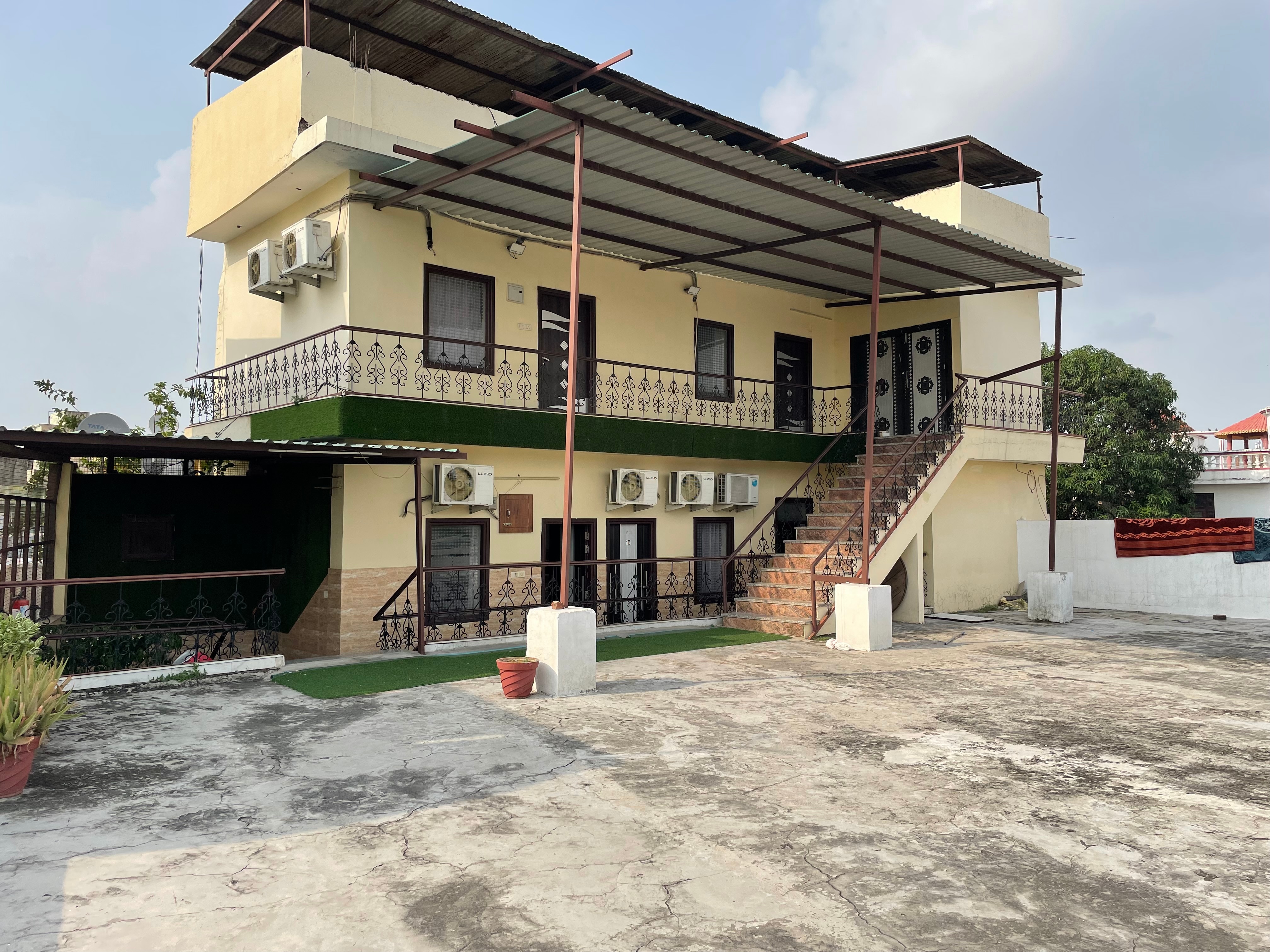 Hotel Sheela Resort - Tap to explore photos