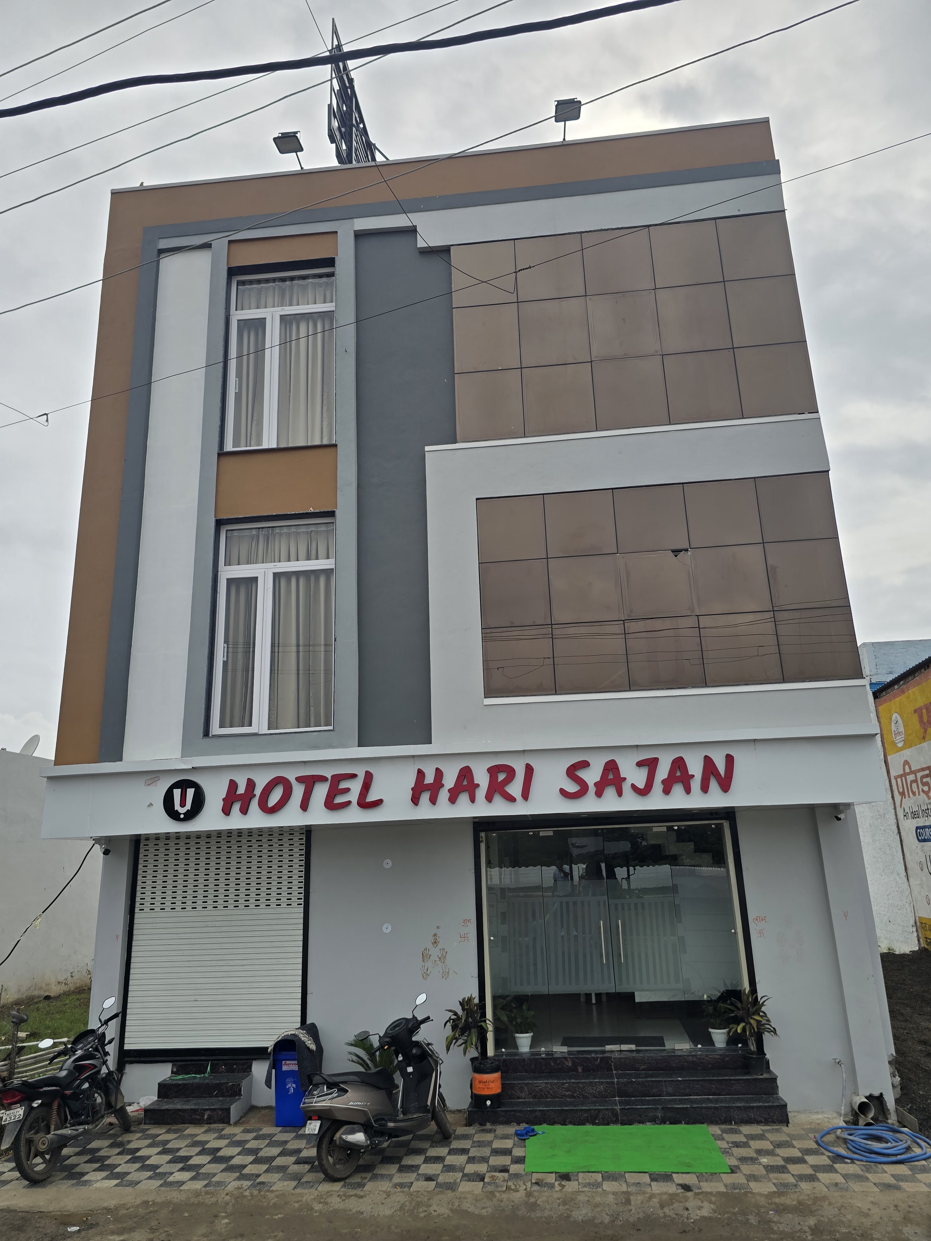 Hotel Hari Sajan - Tap to explore photos