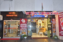 Hotel  Sidhartha-80 metres from Taj -Mahal, Agra