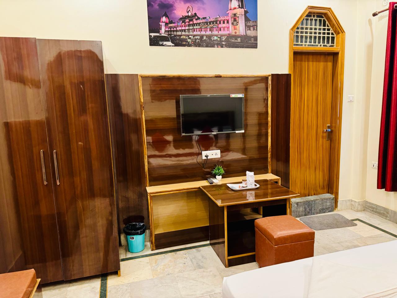 Hotel Chitrakoot - Tap to explore photos