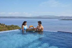 Lovely 2BR Sea-view Serviced Pool Apartment, Goa