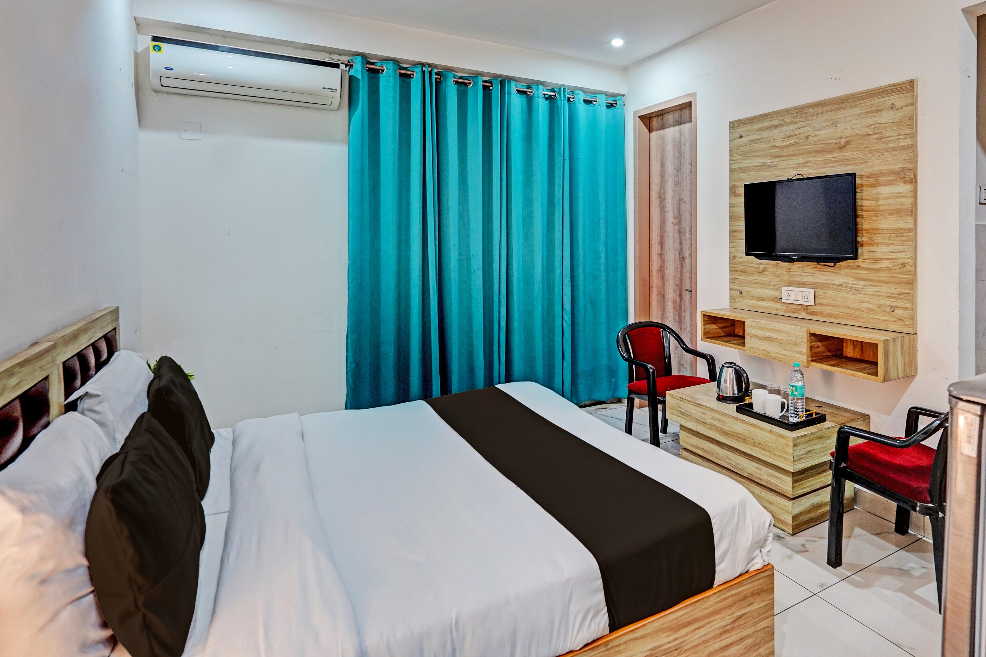 Townhouse Akshay Hotel - Tap to explore photos