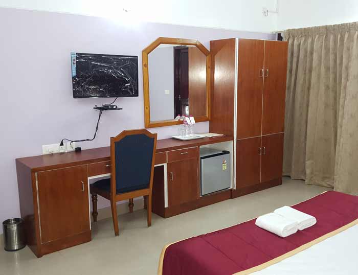 Hotel Safari, Venjaramood - Tap to explore photos