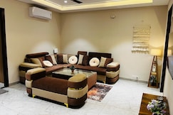 Urban Deck Stylish Cozy 3BHK Home, Zirakpur