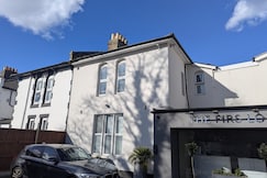 OYO Firs Lodge London Heathrow,  London