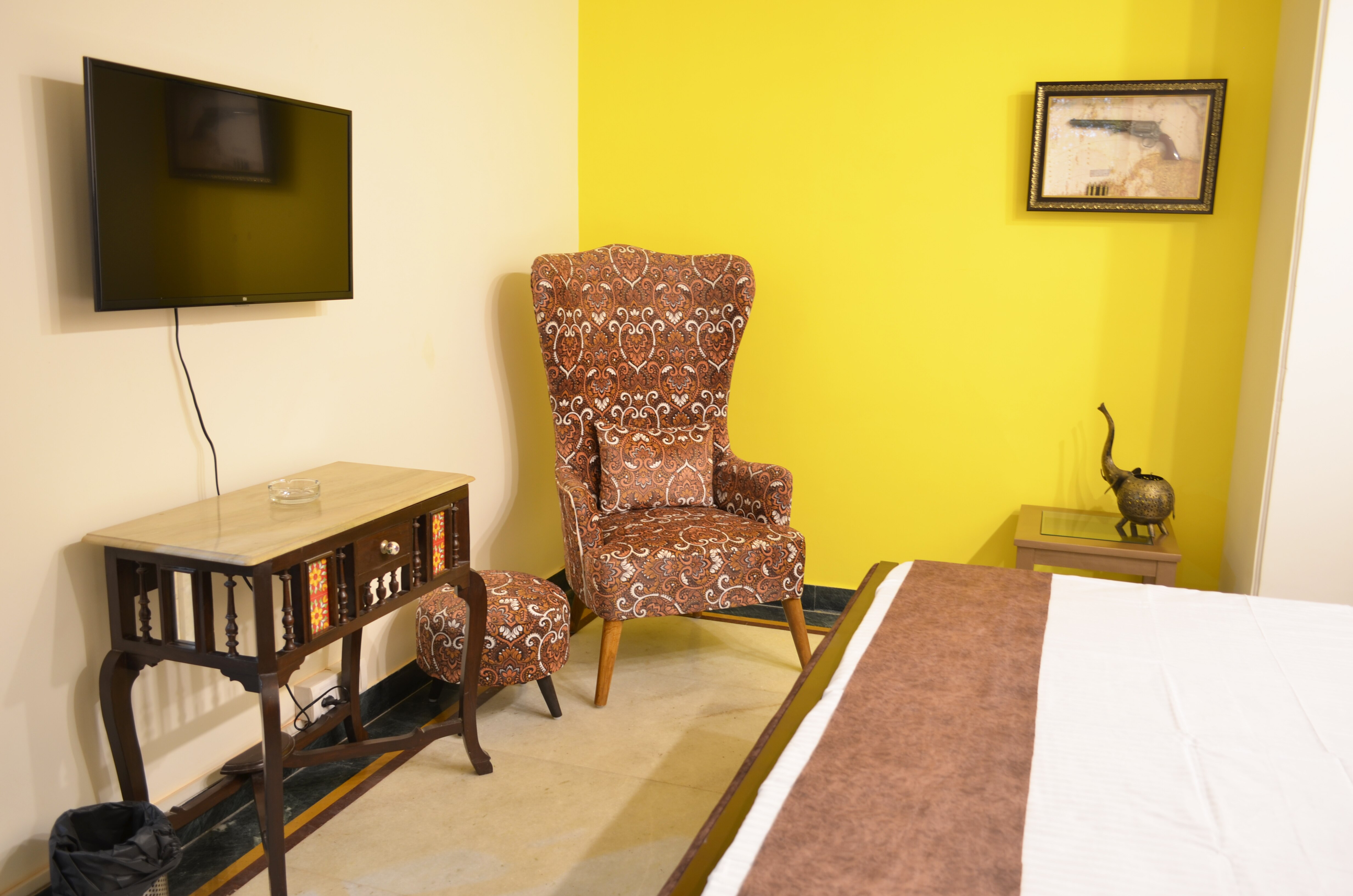 Spacious 2BHK prime location w/ big Livingroom (8) - Tap to explore photos