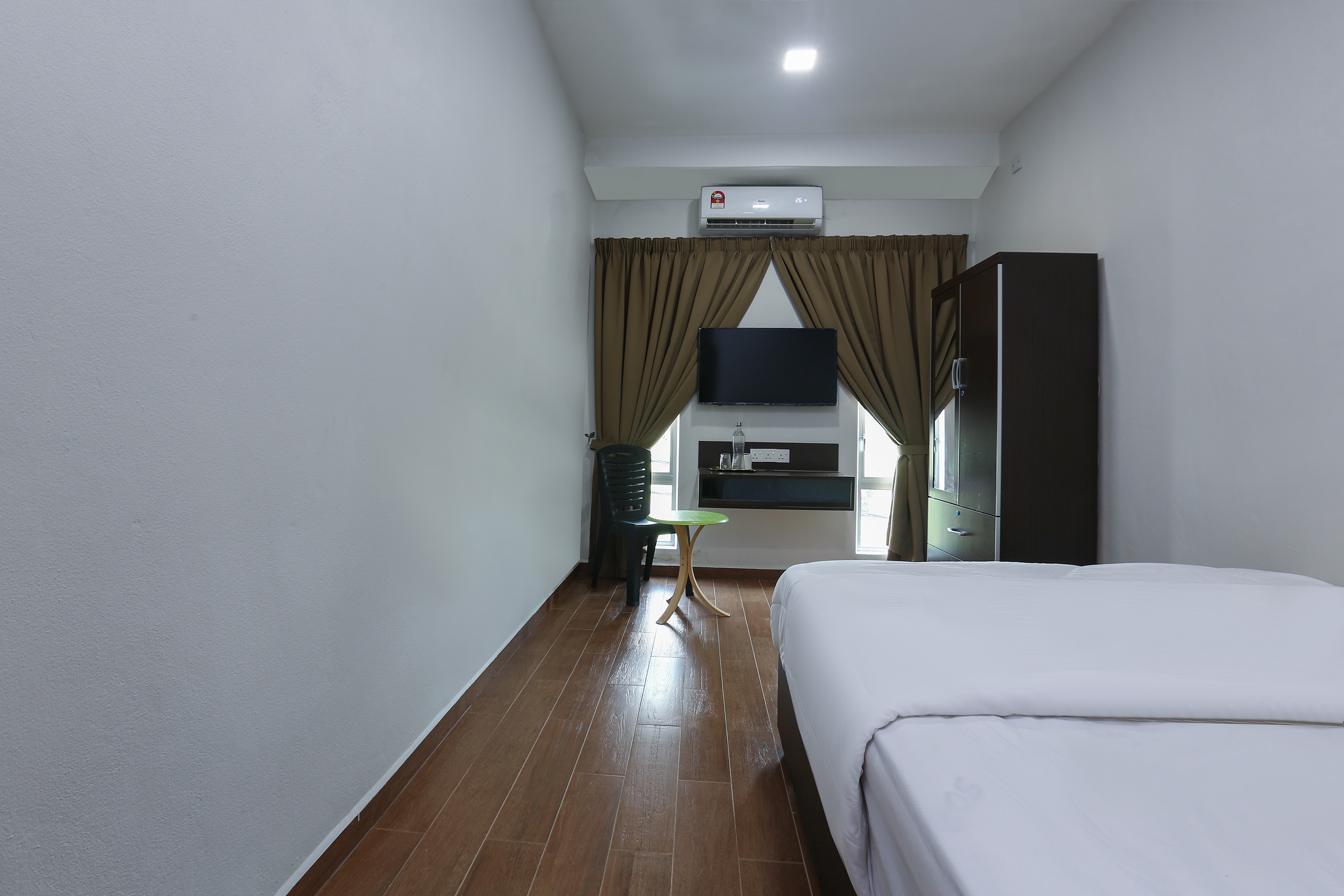 OYO 89859 Pp Traveller's Hotel - Tap to explore photos