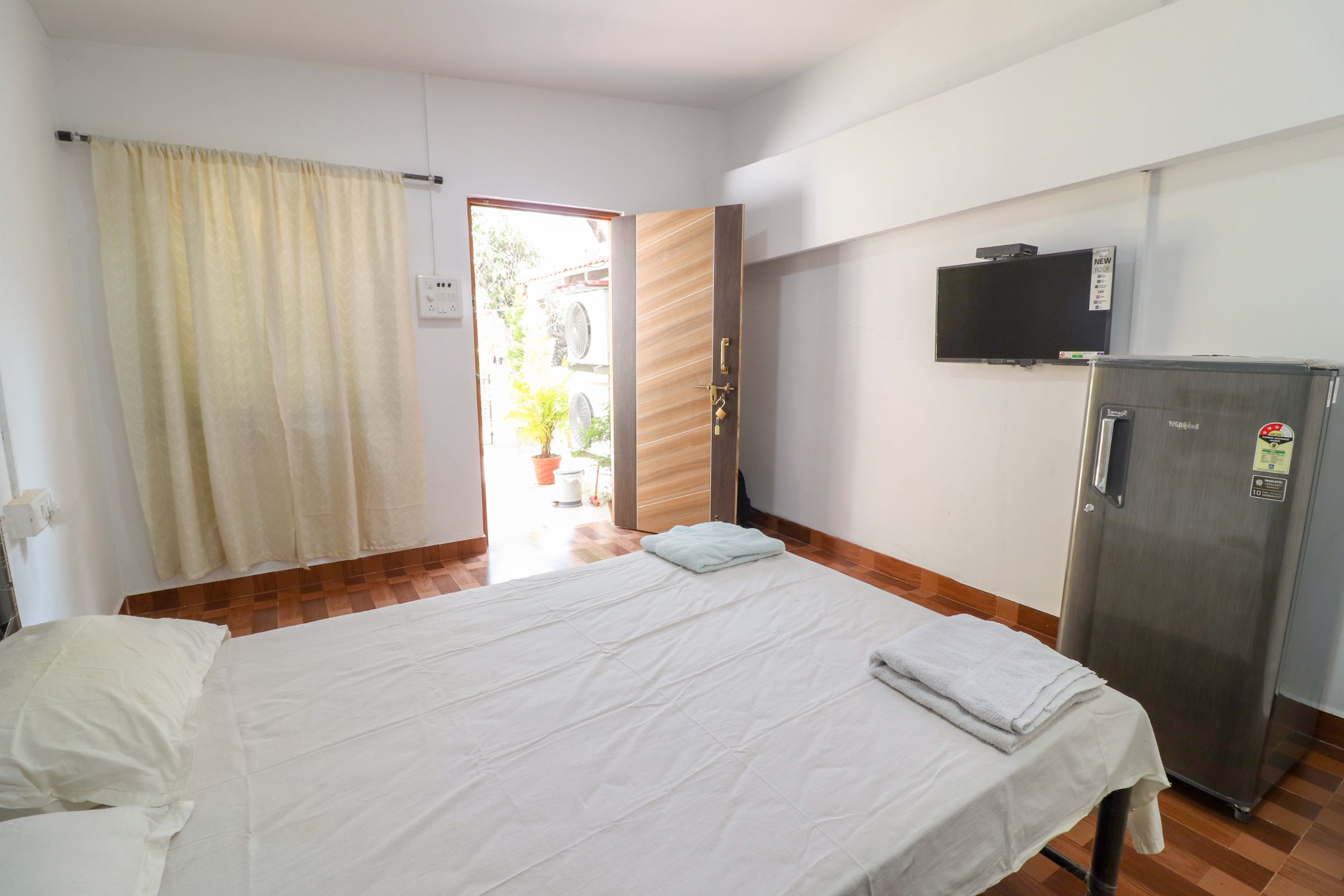 Anjuna Cosy Den Studio Apartment - Tap to explore photos