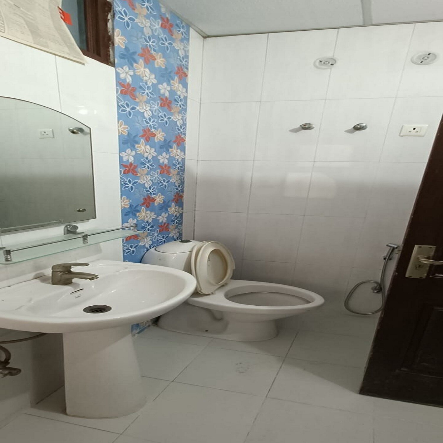 2BHK In VIP Area, Hazrat Ganj, Lucknow LKO-2 - Tap to explore photos