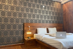 Hotel Sunshine, Salasar