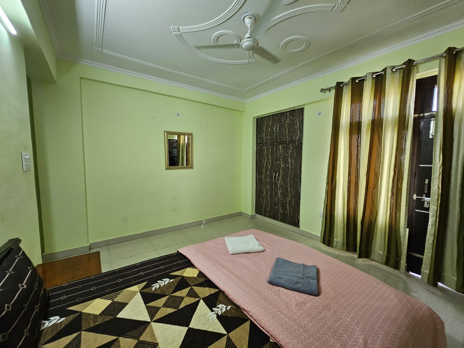 L201 3BHK in Krishna Nagar Lucknow - Tap to explore photos