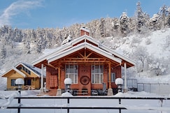 StayVista at Farhat @ Suroor W/ Central Heating - Tangmarg, Gulmarg