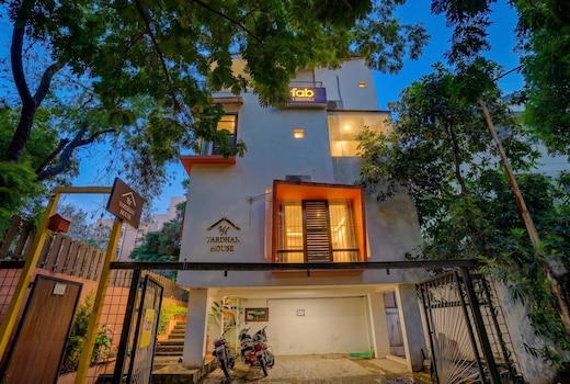 FabHotel Vardhan House I - Nr. Baner Hills