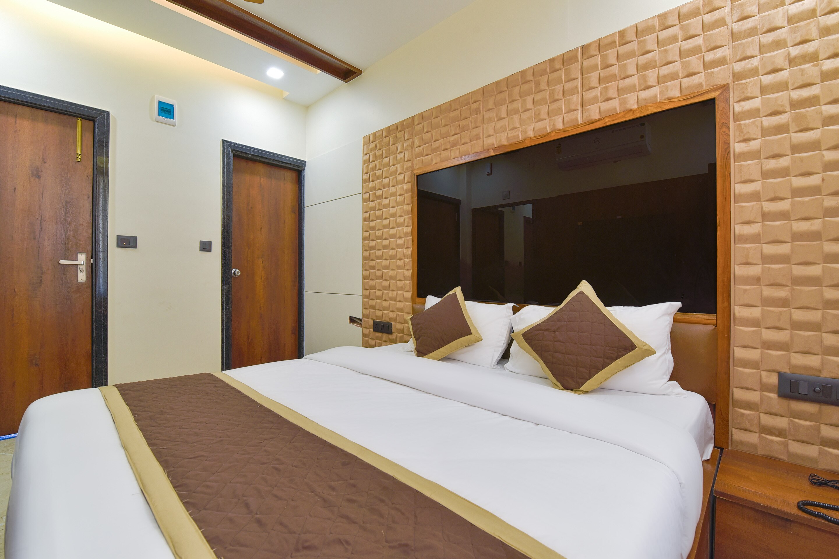 Hotel Shree JI - Tap to explore photos