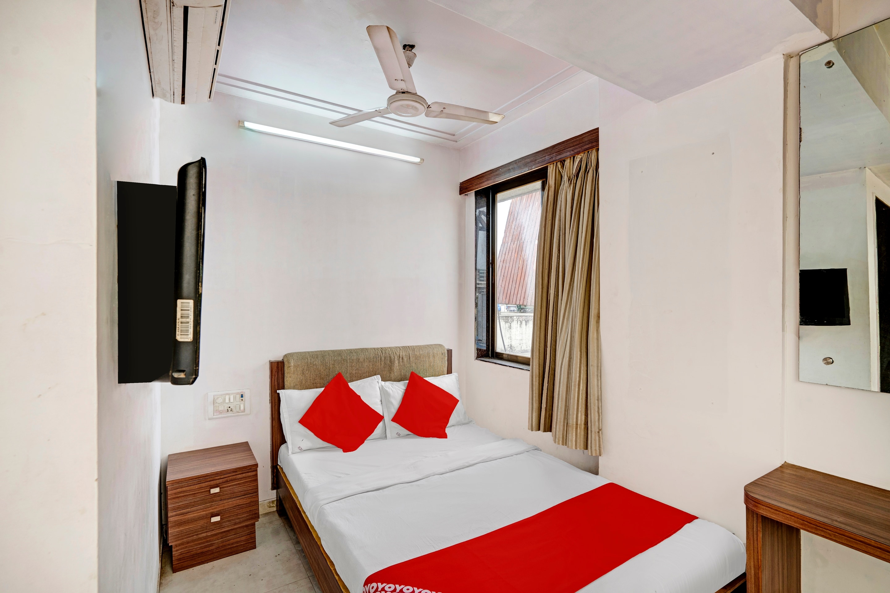 Hotel O Delight Inn Near Andheri Railway Station - Tap to explore photos