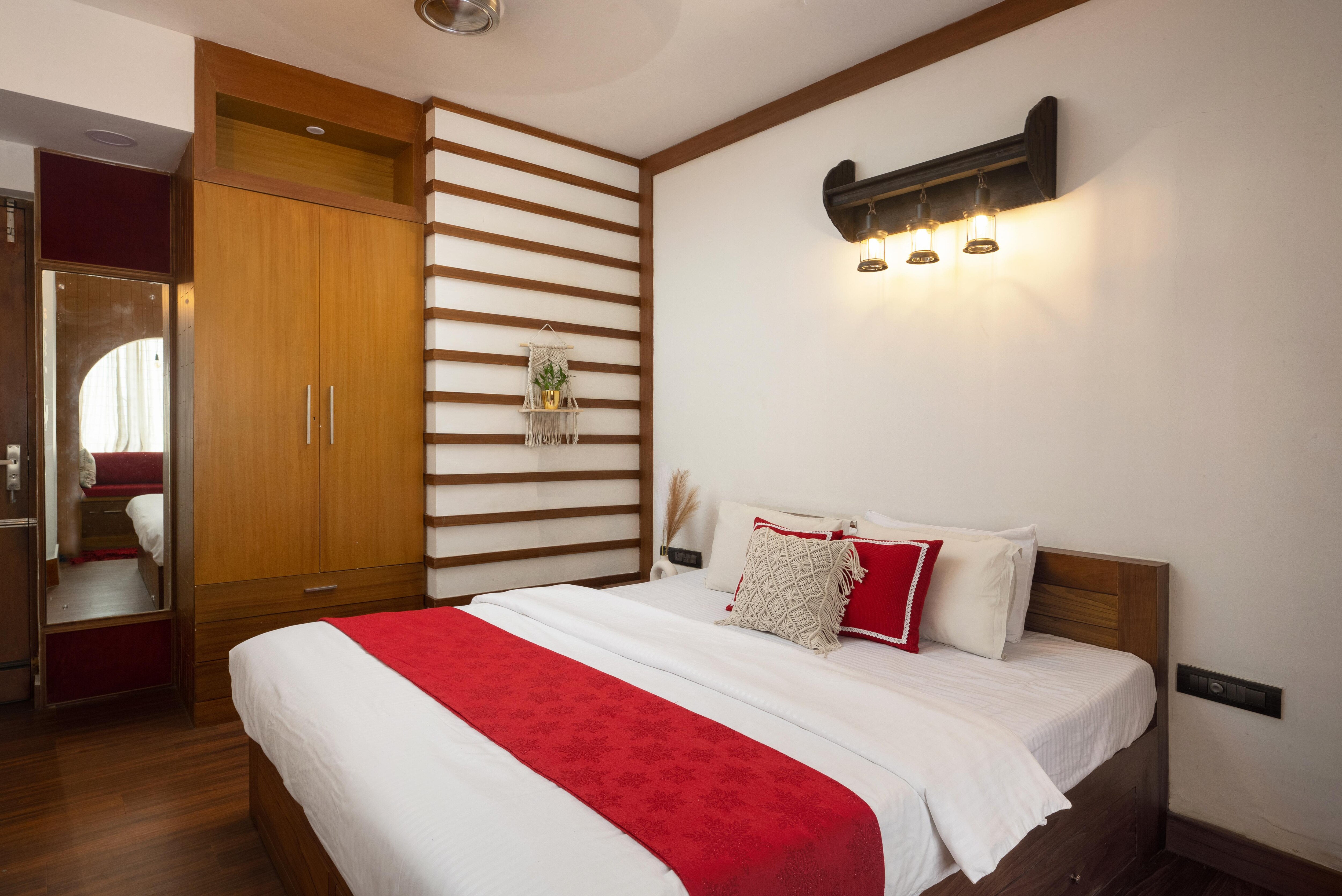 SeaFacing Apartment At Marine Drive Walkway - Tap to explore photos